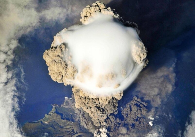 Взрыв вулкана Сарычево на острове Матуа (Вид с МКС) 2009г (Посмотрите видео на ютубе, там очень впечатляет)