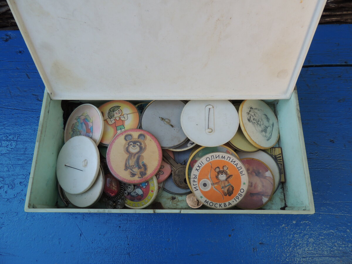 пластиковые значки СССР (фото автора)