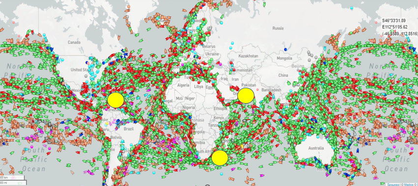 Акватории учений России, Ирана и Китая (желтым) и движения судов по главным транспортным коридорам