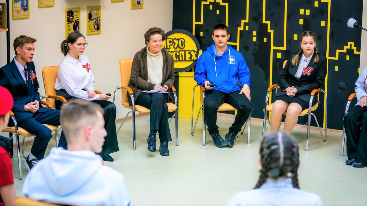    Наталья Комарова рассказала школьникам Нефтеюганска, чем увлекалась в детстве