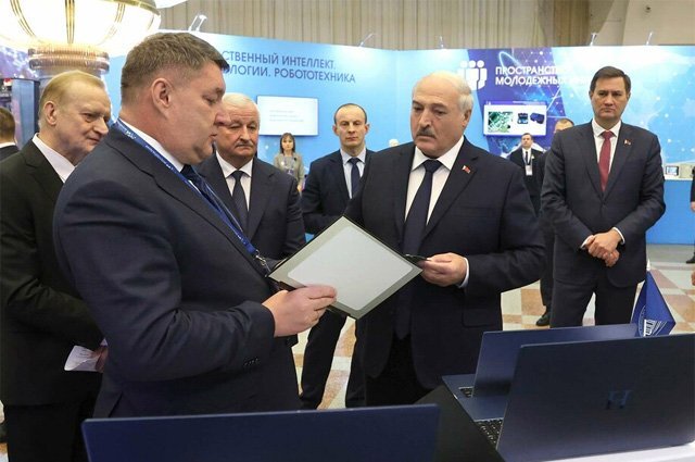    Почему из кабинета Лукашенко вынесли компьютер Apple?