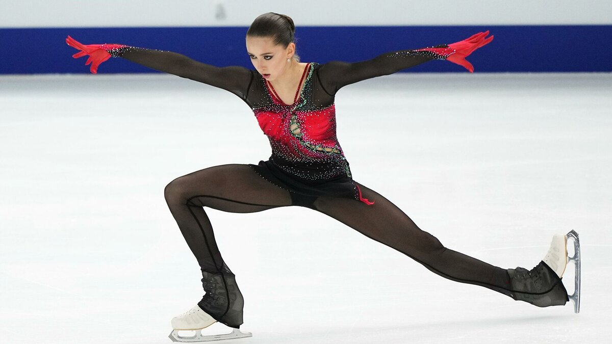 На льду Камила Валиева.