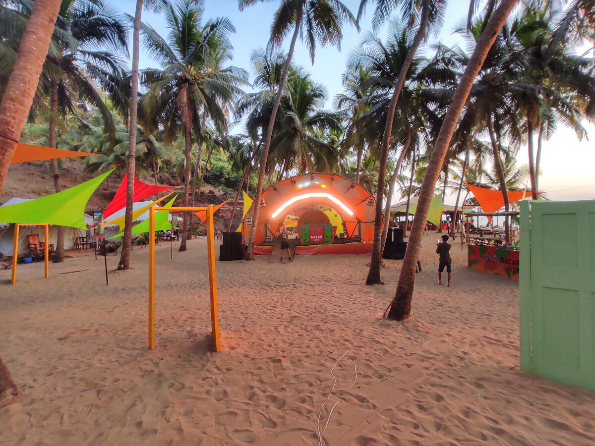 Строили вот эту сцену, что по центру