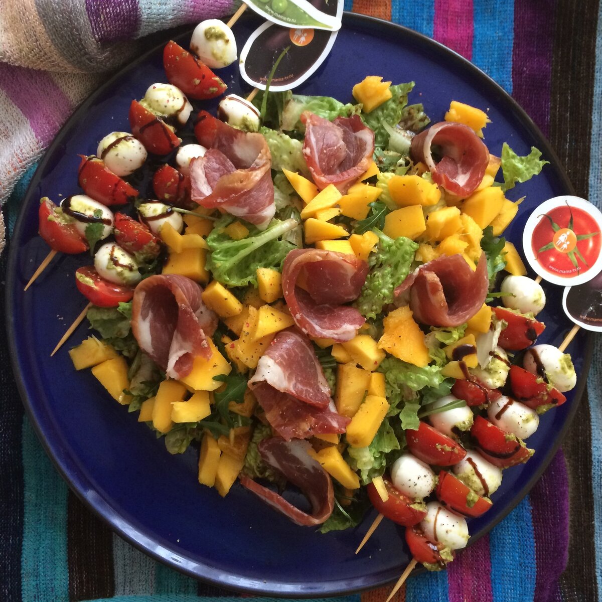    Итальянский салат с манго и пармской ветчиной