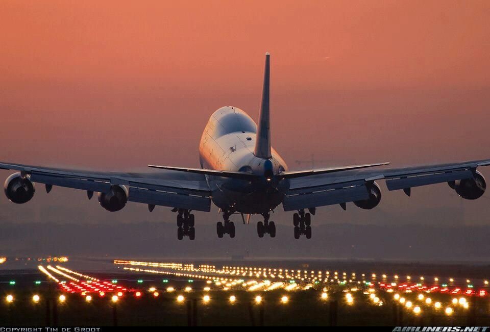 Приземлиться. Самолет взлет Боинг 747. Самолет посадка Боинг 747. Б747 взлет. Боинг 747 взлетает