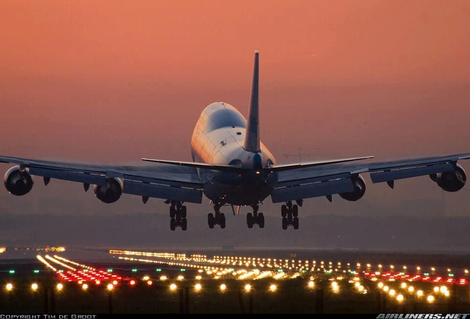 Вечерний р. Самолет взлет Боинг 747. Самолет посадка Боинг 747. Б747 взлет. Боинг 747 взлетает.