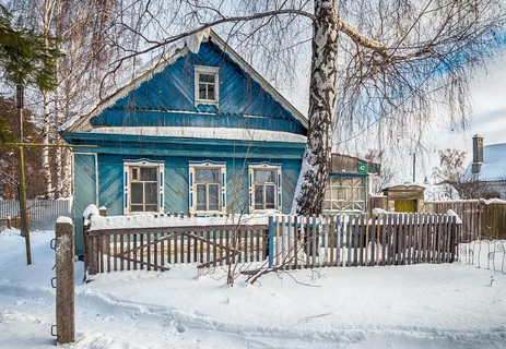 Деревенский дом, о котором речь, приблизительно такой. А летний домик во дворе.