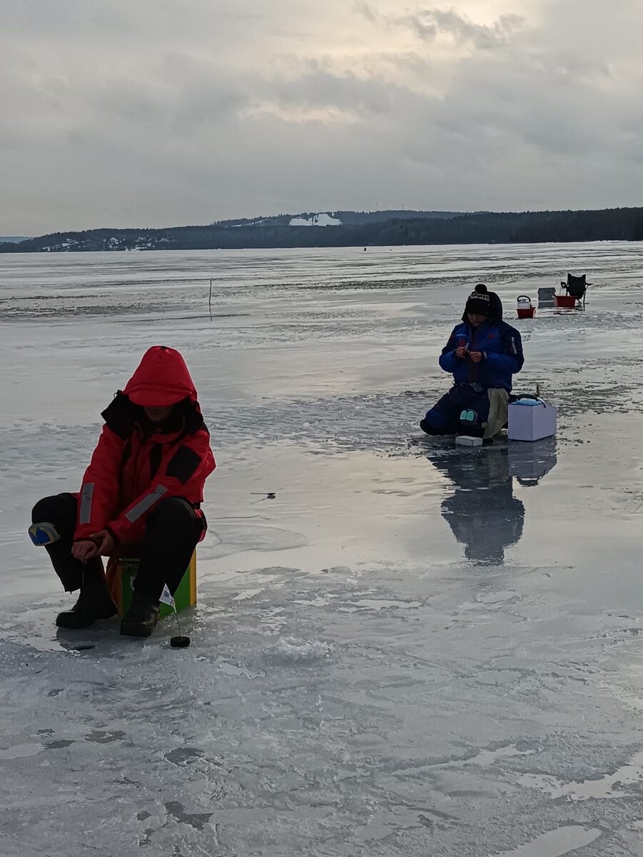 В дали видно горнолыжный курорт.