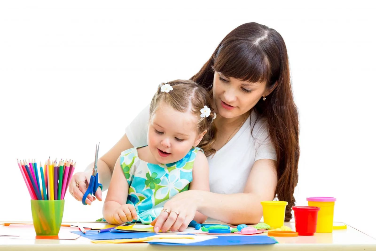 Дети творчество. Совместное творчество с детьми. Мама и ребенок занятия. Малыш занимается творчеством.