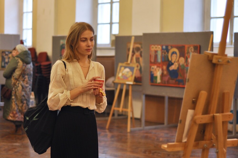 
Работы Черкасовой в очередной раз ставят вопрос, что такое икона и чем она отличается от картины, написанной на христианскую тему. Впрочем, сама художница подчёркивает, что это не иконы, а живопись христианского содержания.