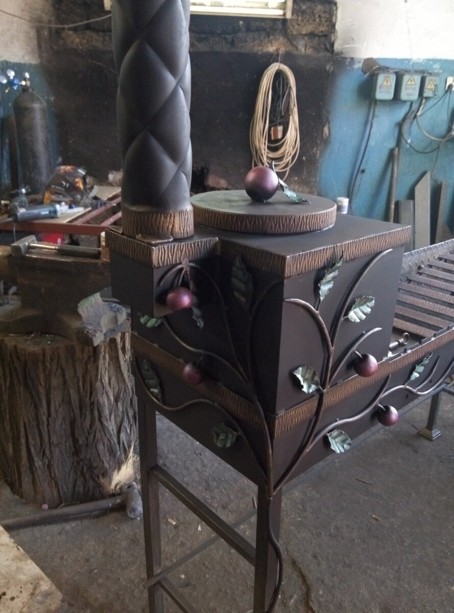 Разборной мангал с местом под казан, украшенный коваными яблоками.