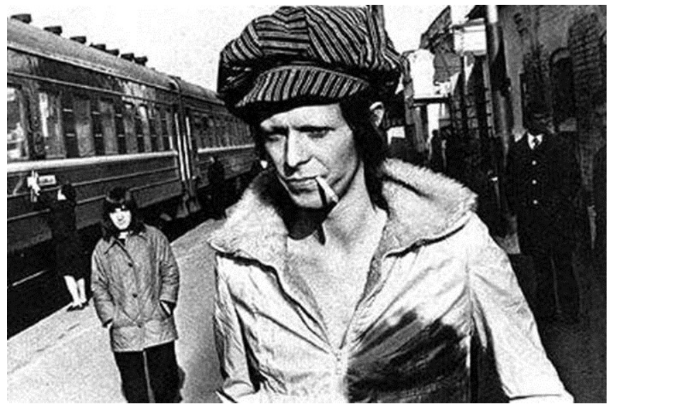 Дэвид Боуи во время остановки на одной из станций. Фото из открытого источника в Яндексе.