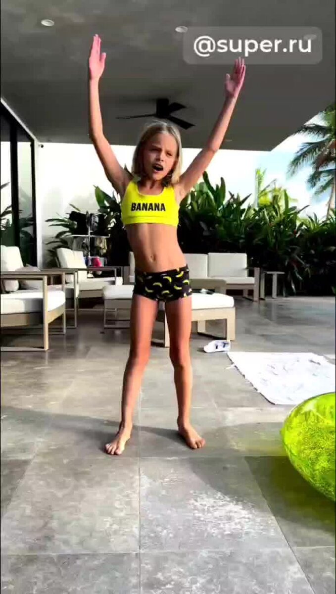    Алиса исполняет танец у бассейна Видео: Инстаграм (запрещен в РФ) Симоны Юнусовой