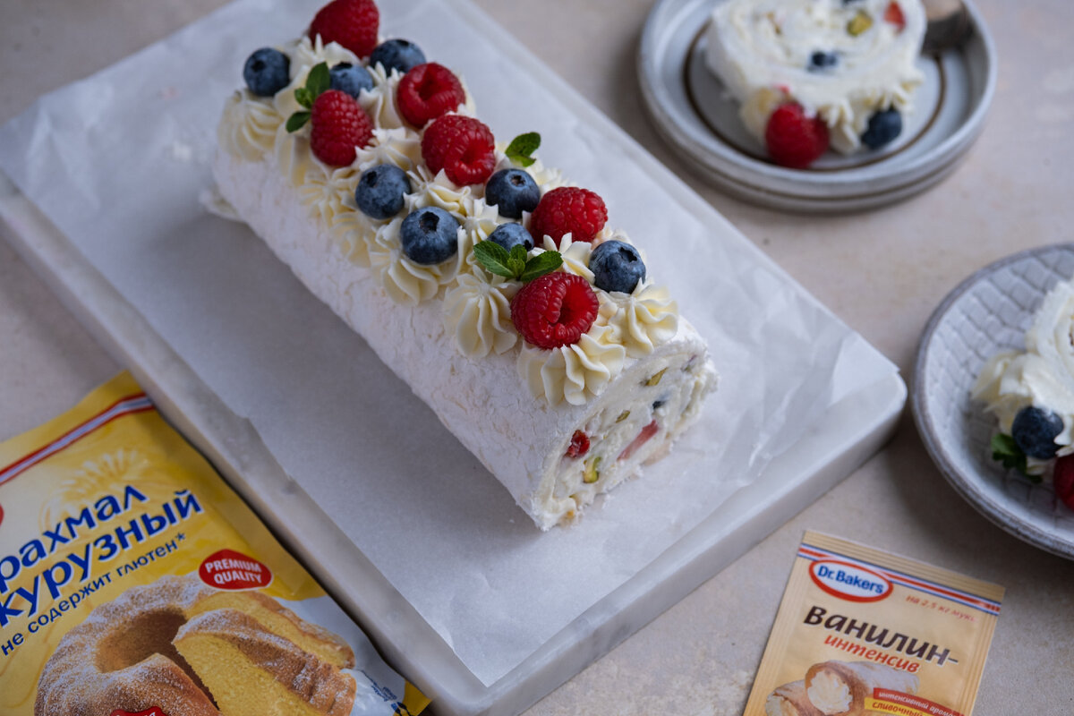 Меренговый рулет с фисташками и свежими ягодами 