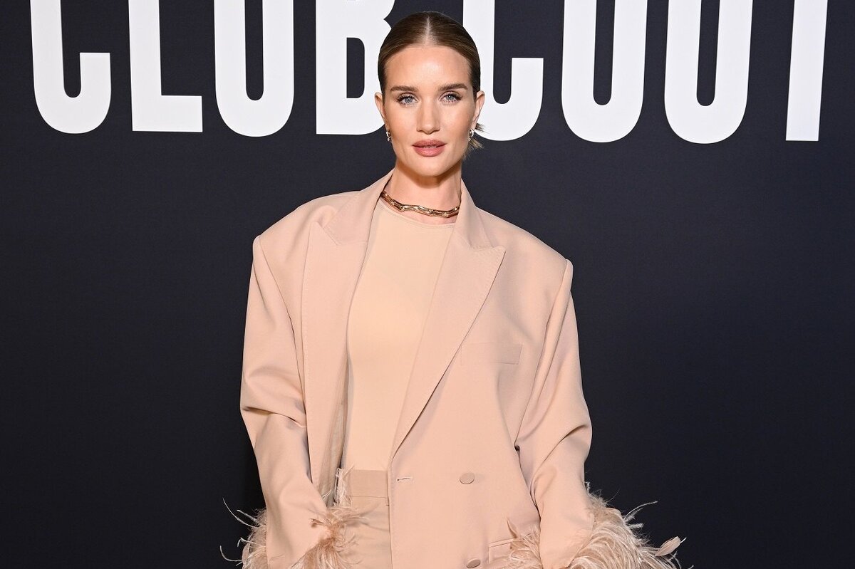     Роузи Хантингтон-Уайтли показывает стильный способ носить брючный костюм нескучно