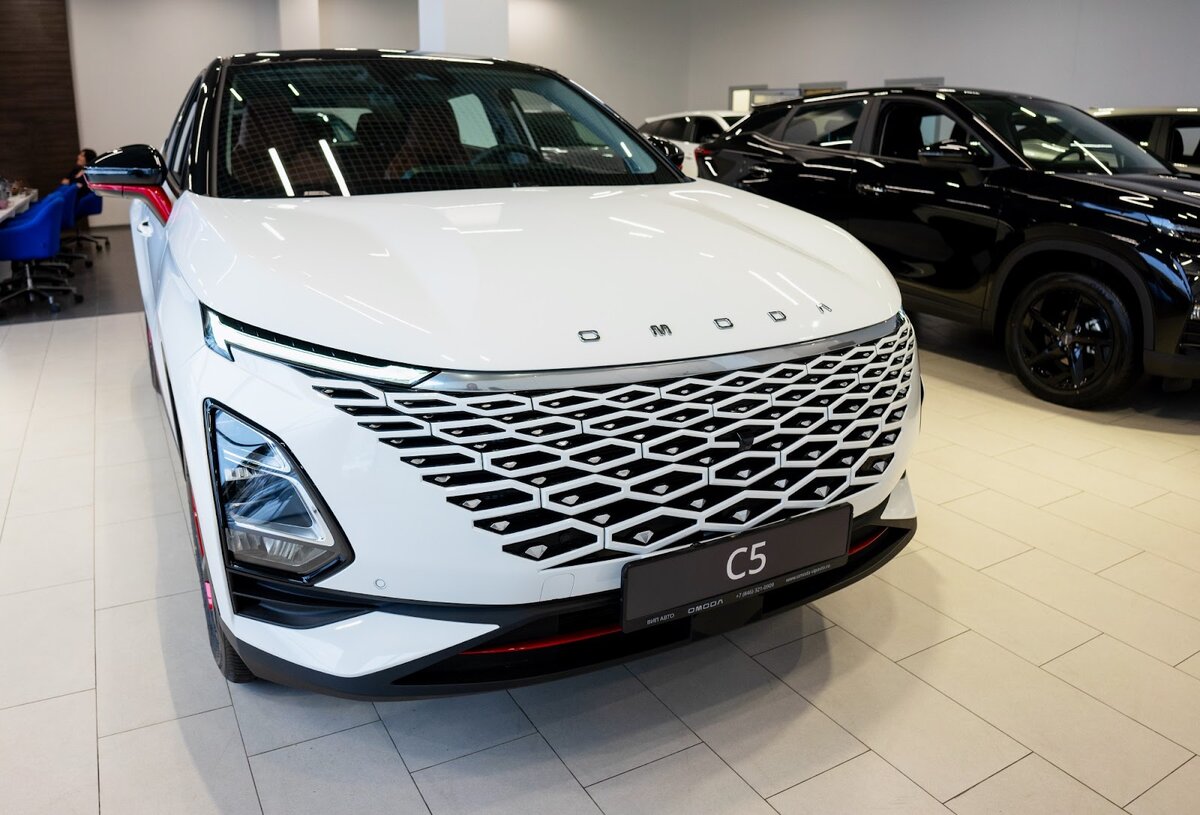 Сейчас в линейке бренда доступен фастбэк-кроссовер OMODA C5, а к лету планируется выпустить на российский рынок еще две модели.