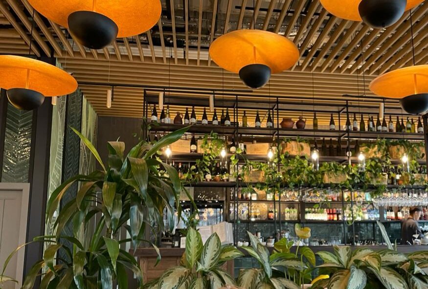 Барная стойка, вид с ближнего столика