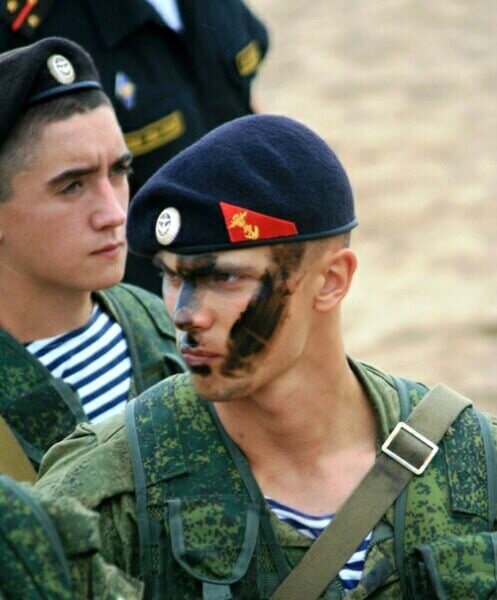 По его словам,бои ведутся на окраинах города,а атаки проводятся при поддержке российской авиации и ракетных войск.Источник уточнил,что морпехи заняли первые дома в ходе тяжёлых боёв.В результате натиска,как пишет Telegram-канал"Повёрнутые на Z войне" со своих позиций отступила 72 бригада ВСУ.