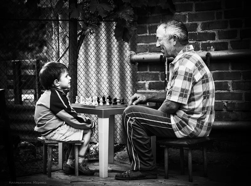 Дед с внуком играют в шашки. Дедушка и внук играют в шахматы. Старичок и шахматы. Дед играет с внуком.