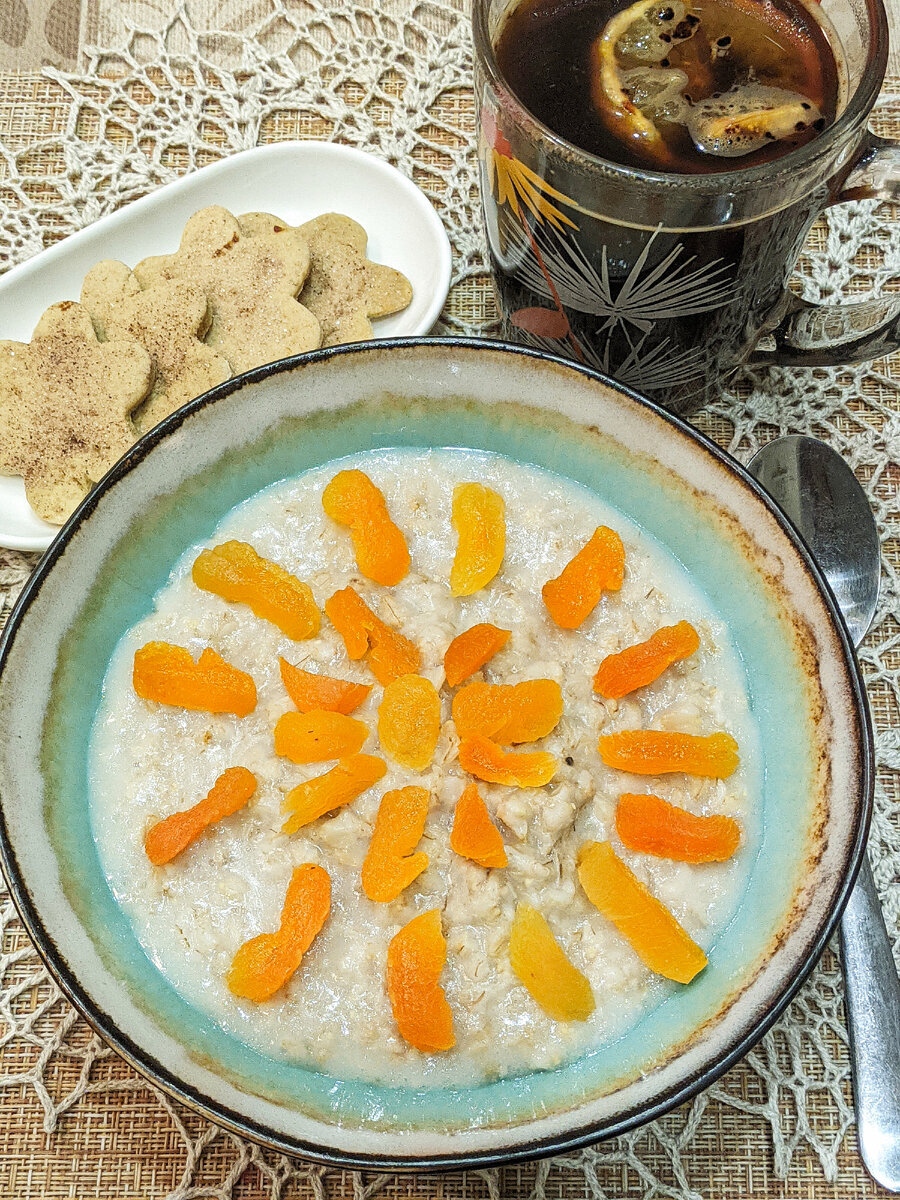 Овсяная каша с курагой, печень на рассоле, кофе