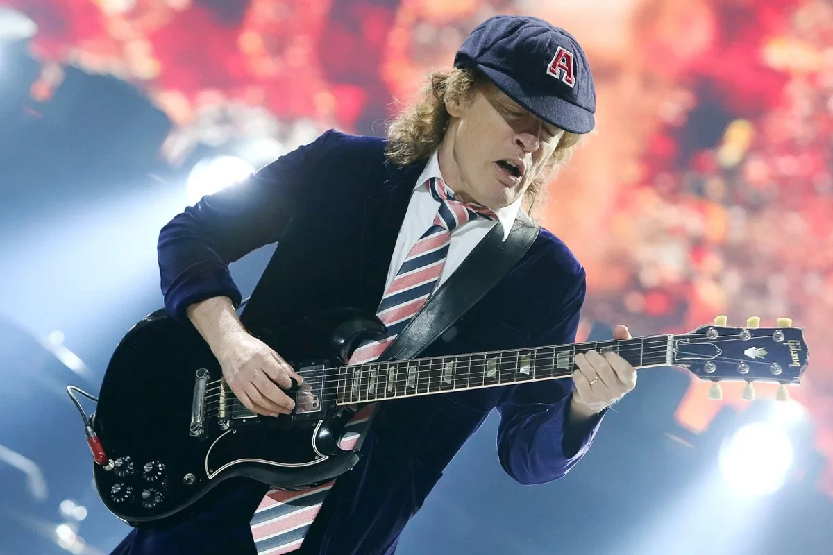 Гитарист ас дс. Гитарист AC DC. Angus young AC/DC. АС ДС бас гитарист. AC DC Ангус Соло.