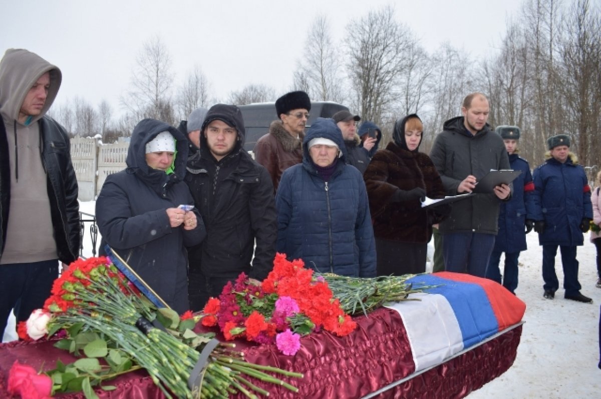 В Оленинском округе прошли похороны двух погибших в зоне СВО бойцов | АиФ– Тверь | Дзен