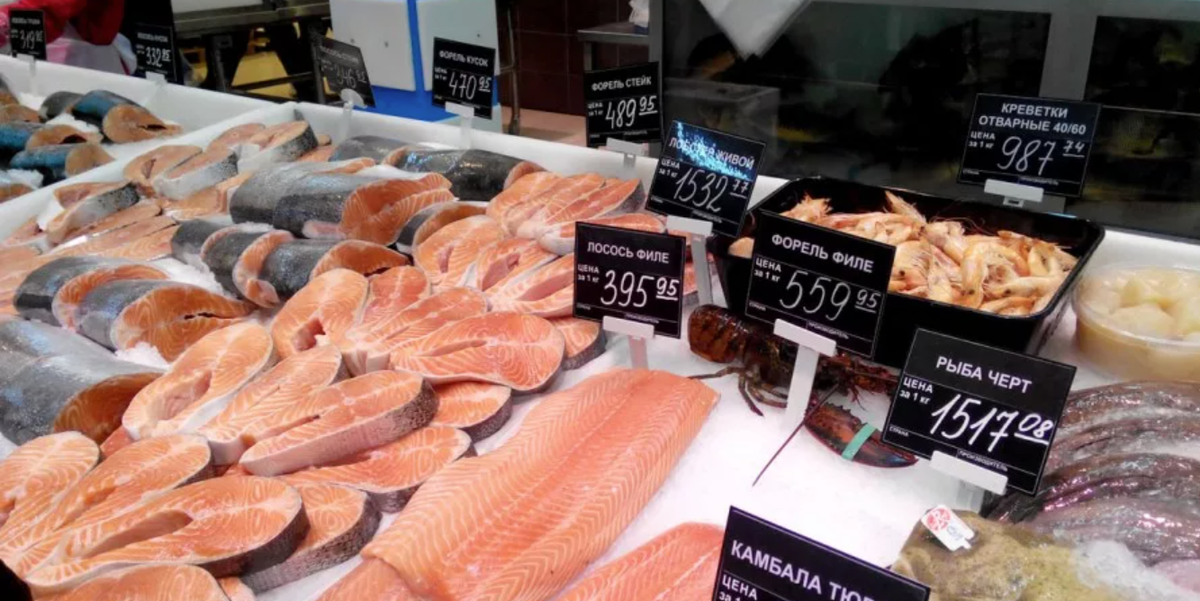 Свежая рыба купить в москве. Рыбный магазин. Ашан рыбный отдел. Лосось рыба в магазине. Красная рыба на рынке.