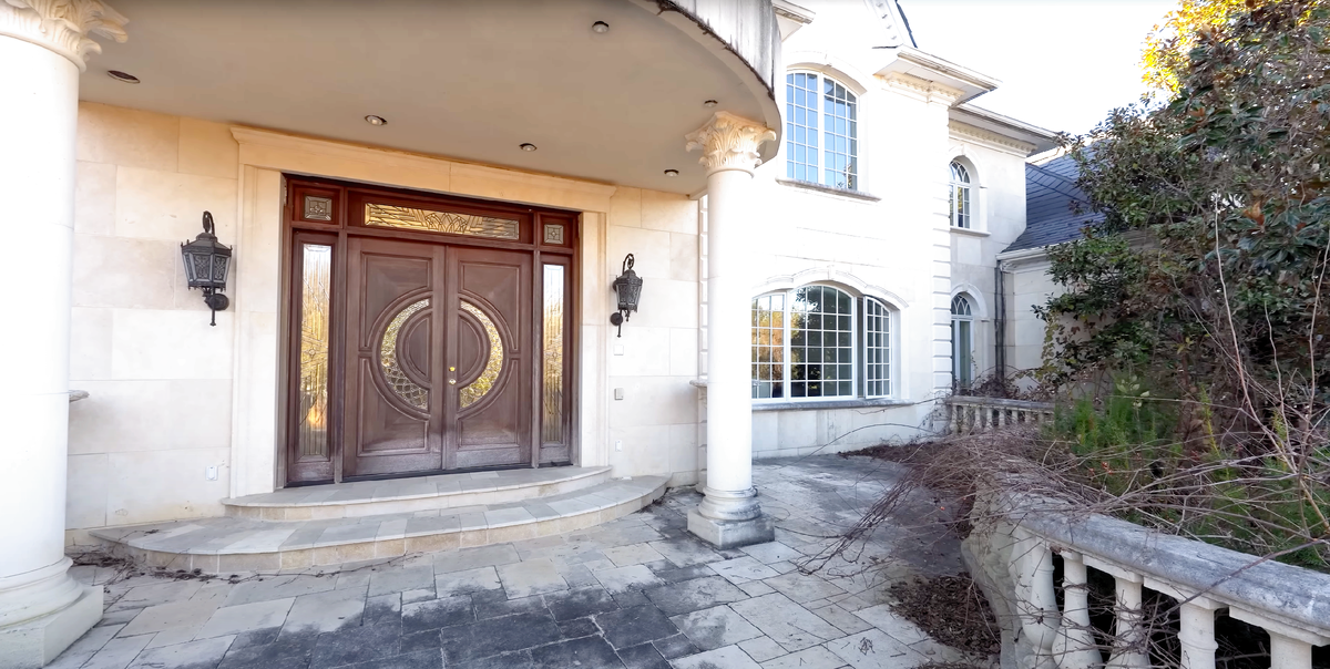 Вход в особняк