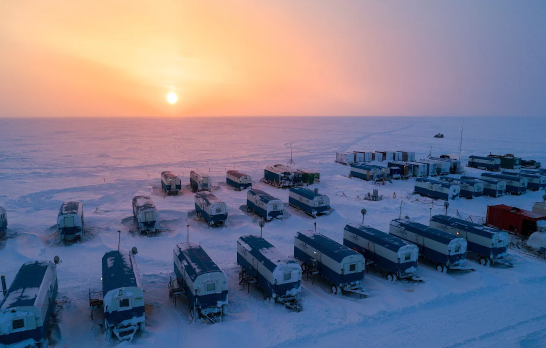 Почему на севере. Полевой лагерь Сейсморазведка. Крайний Север. Вагон городок на севере. Вахтовый городок на севере.