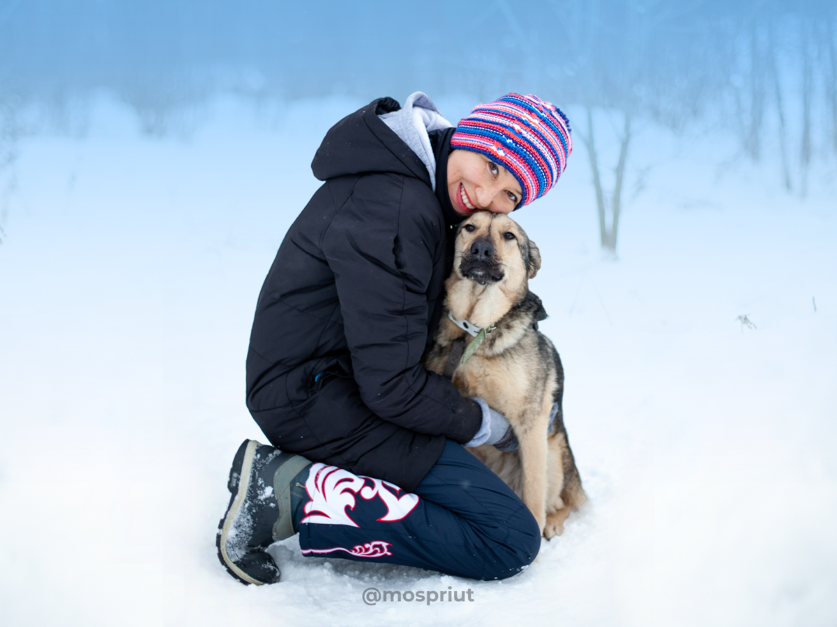 Собачка Кнопа из приюта Щербинка и волонтёр Ольга