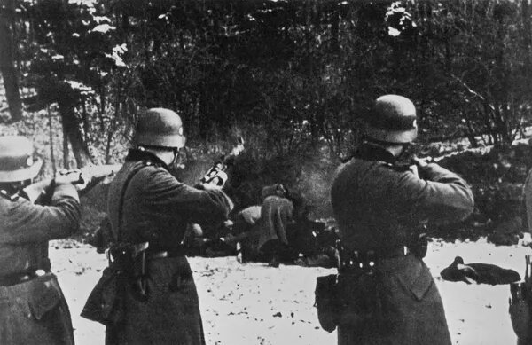 Солдаты вермахта занимаются расстрелом