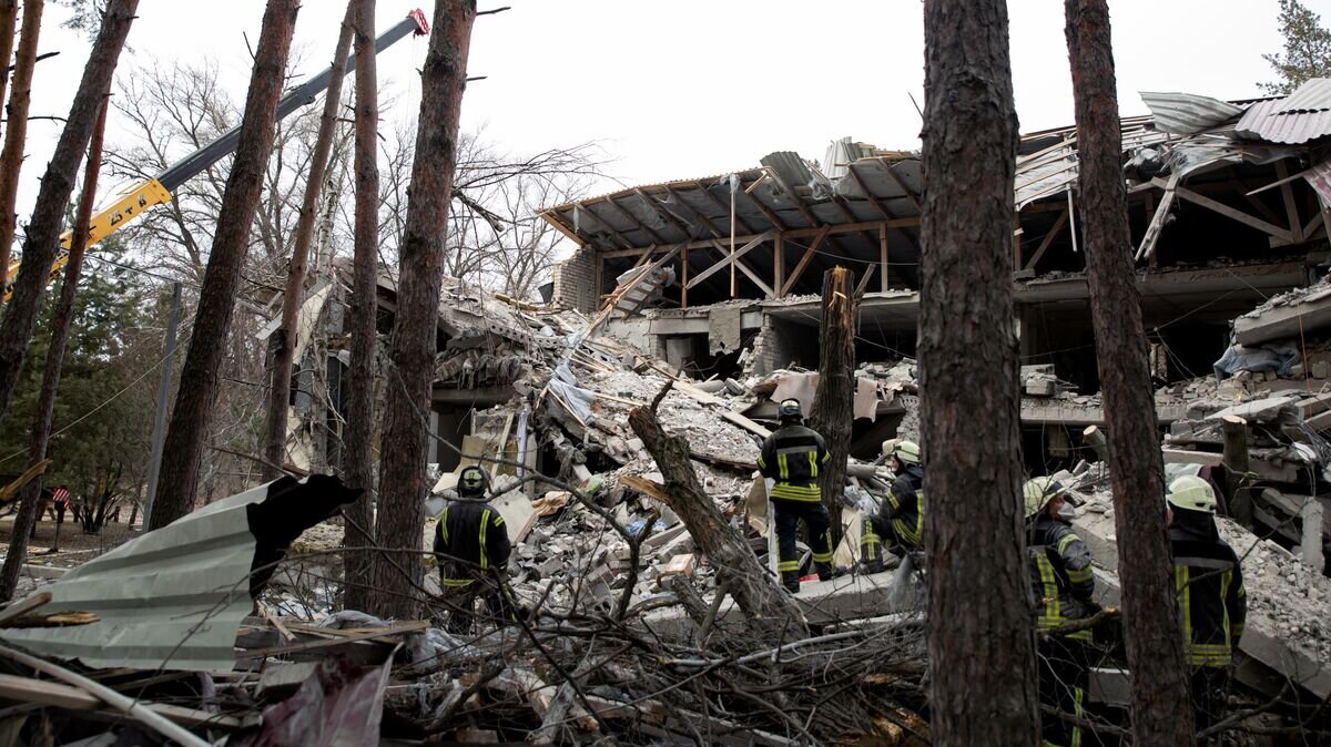    Сотрудники экстренных служб разбирают завалы у здания районной больницы в Новоайдаре в ЛНР, по которой украинские военные нанесли удар из РСЗО HIMARS© РИА Новости / Максим Захаров