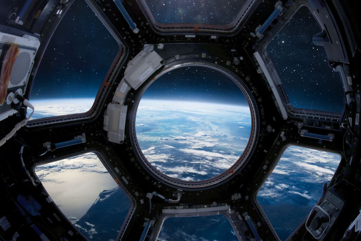 Земля в иллюминаторе картинки. Иллюминатор МКС. МКС космас Иллиминатор. Космонавт МКС иллюминатор. Вид из иллюминатора в космосе.