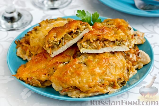 куриное филе, огурцы солёные, лук репчатый, морковь, сыр твёрдый, майонез, чеснок, масло подсолнечное, соль, перец чёрный молотый