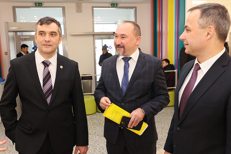 Будущий министр здравоохранения Татарстана родился в Казани в семье медиков (на фото Марсель Миннуллин, Айрат Зиатдинов и Рафаэль Шавалиев) Фото: minzdrav.tatarstan.ru