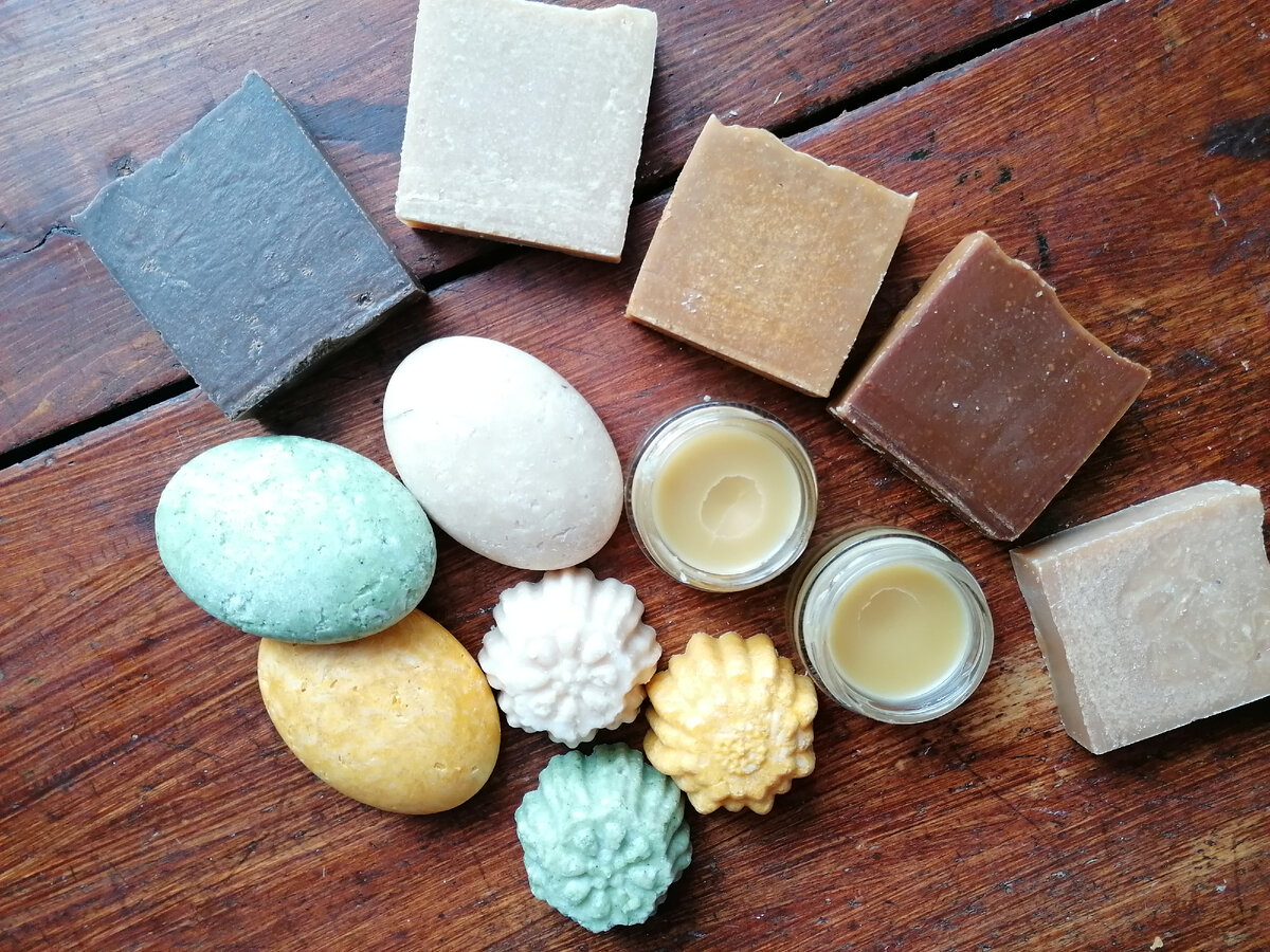 весь наш ассортимент: мыло, шампуни и мази (не густо, правда? но.... зато всё "натюрлих" и сделано с любовью и с силой прикамских растений) 