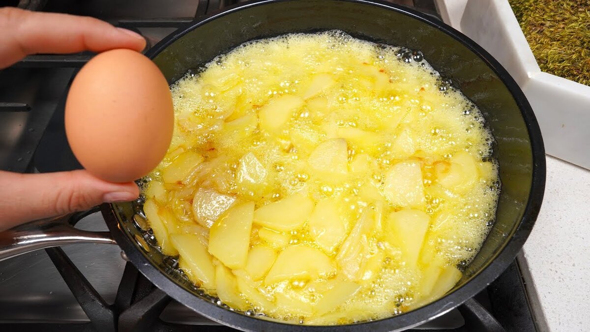 Всем доброе утро! Надоела обычная яичница на завтрак и хочется разнообразия? Тогда попробуйте приготовить этот сытный и очень вкусный испанский омлет.