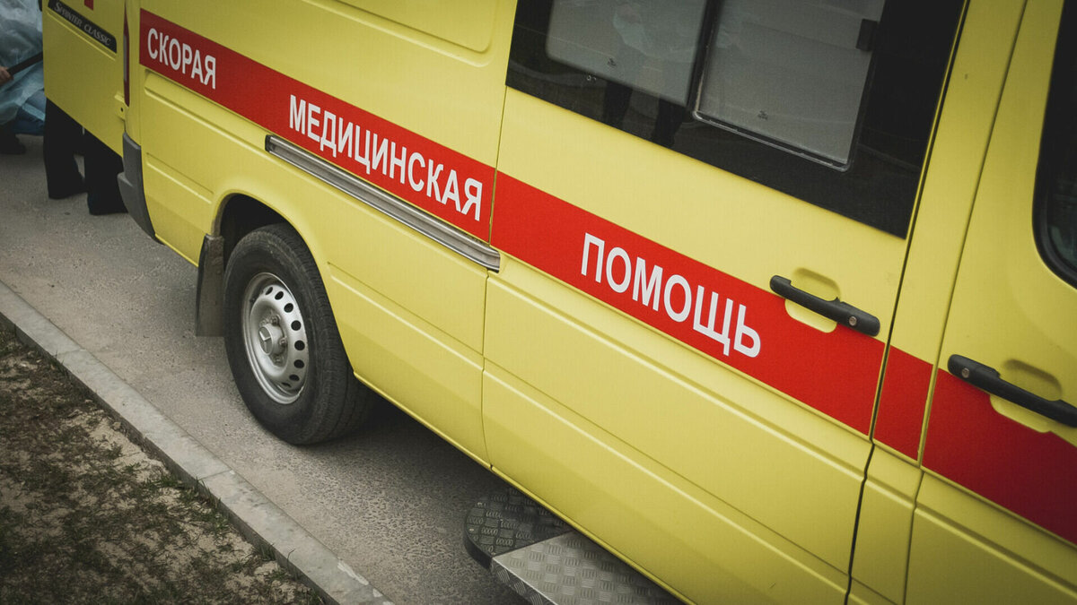     В городе Волжском Волгоградской области погибла местная жительница под окнами своего дома. Волжанка ночью упала с третьего этажа, сообщают в соцсети очевидцы.