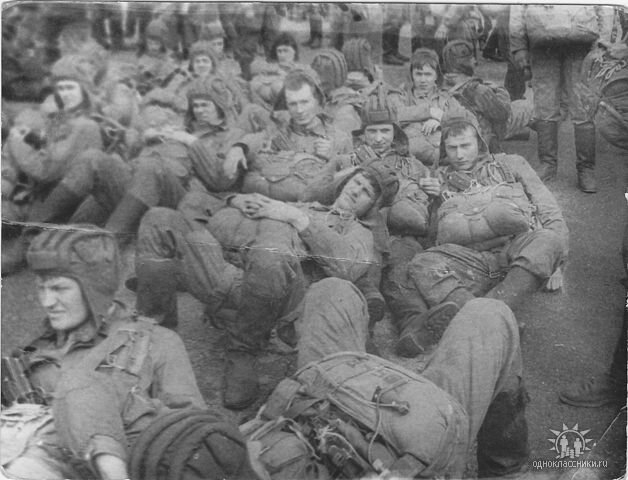 Наша рота ждет погрузки на борт самолета