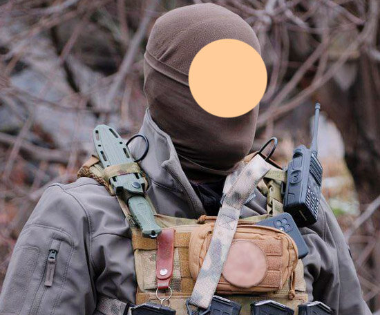 Боец ЧВК «Вагнер», Донбасс 2023. Нож «фикс» на лямке «плитника», рукояткой вниз, как вариант (фото из открытых источников)