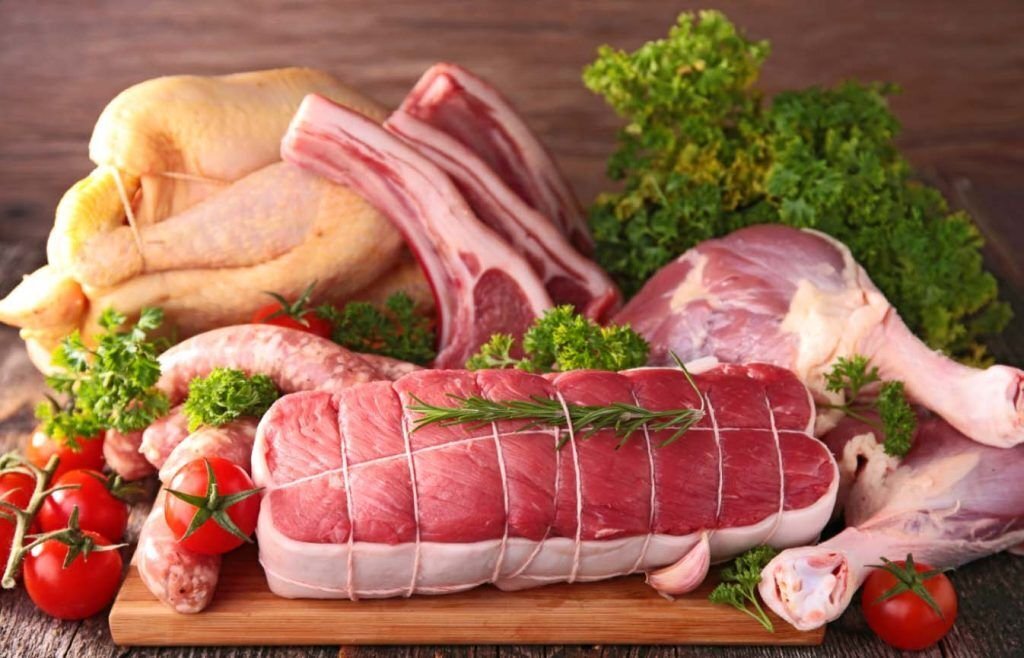      Все виды мяса содержат коллаген. Но также в них имеются вещества, которые мешают его усвоению, поэтому к мясу подают овощи и зелень - они помогают расщеплять коллаген в организме