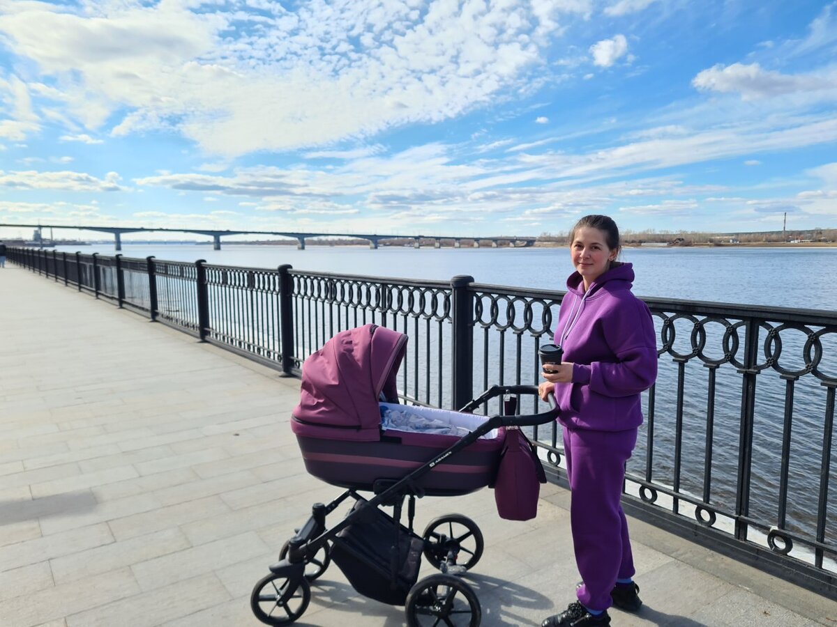 Выгуливаем маму на набережной (3 месяца)