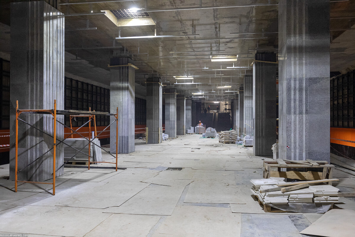 1. Станция «Новаторская» расположена параллельно Ленинскому проспекту между его  пересечениями с улицей Новаторов и улицей Академика Пилюгина. Здесь будет  пересадка на одноименную станцию БКЛ.