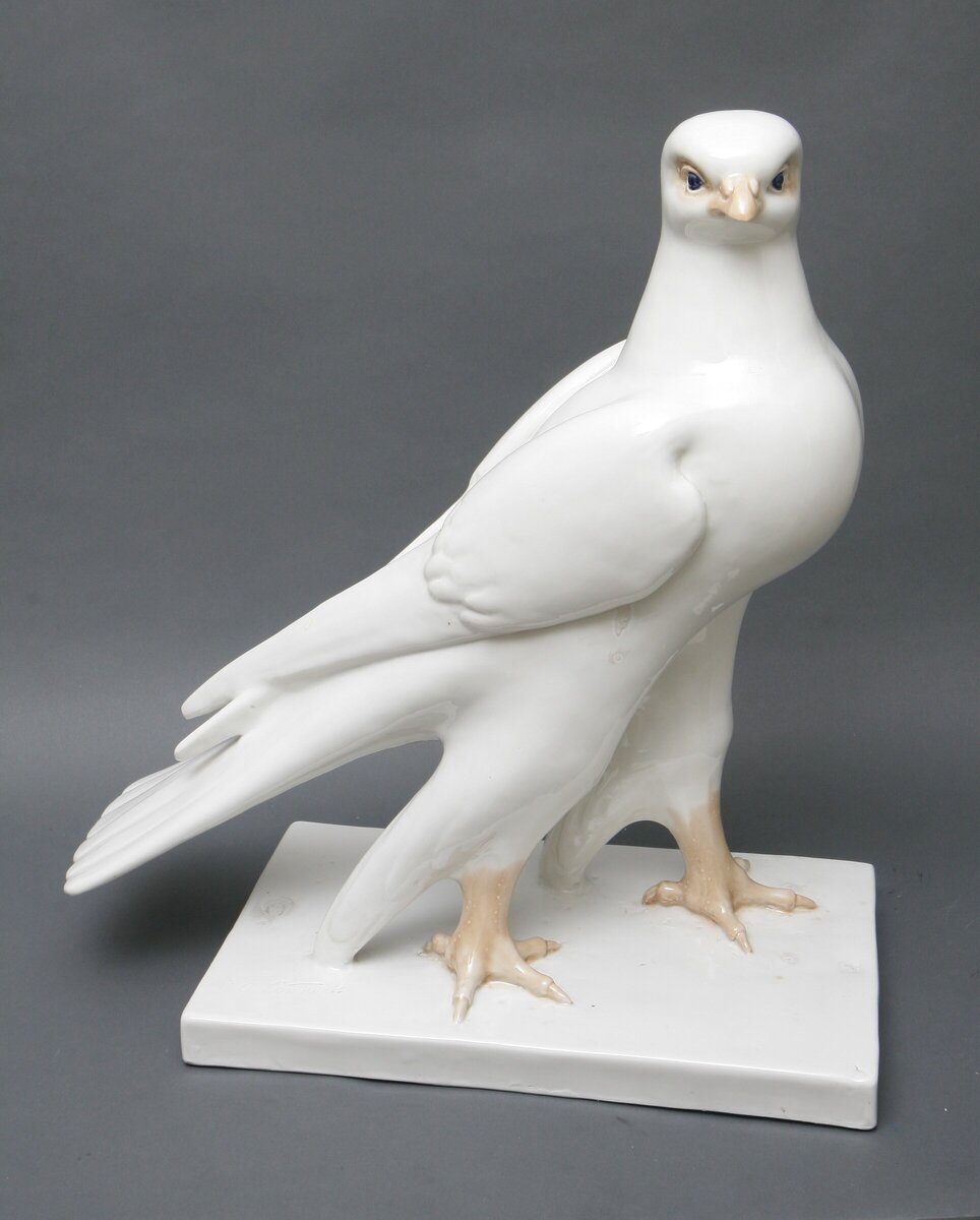 Алексей Сотников. Скульптура «Сокол». Дулёво. 1957. Высота 54,7 см. Государственный музей керамики в Кусково / ФР 11964. Госкаталог: 14326336. Источник: goskatalog.ru