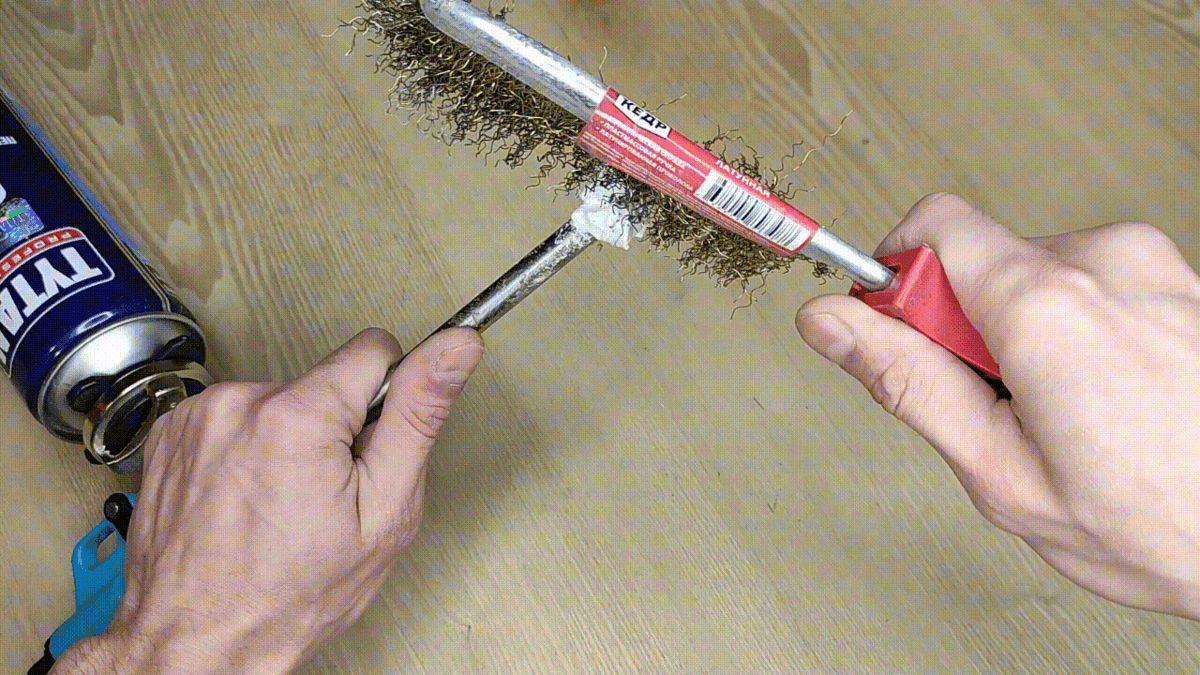 Очищаем пистолет от пены обычной щеткой по металлу