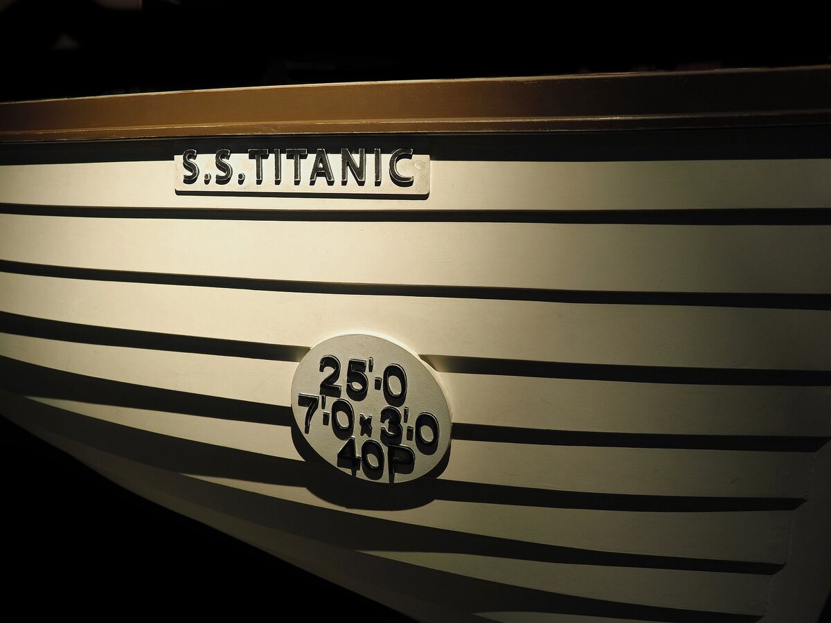 Угадаете, что за цифры на шлюпке? Автор: Andrew Martin. Источник: https://pixabay.com/photos/titanic-lifeboat-disaster-rescue-4392524/