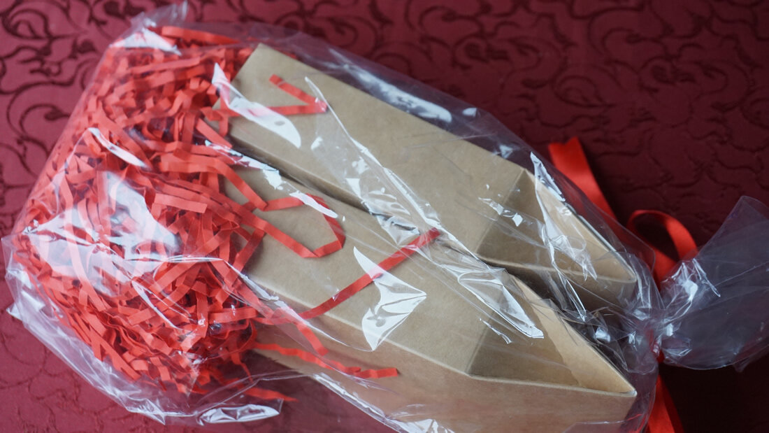 Подарок, оформленный красной лентой. Фото: "Мои подарки"