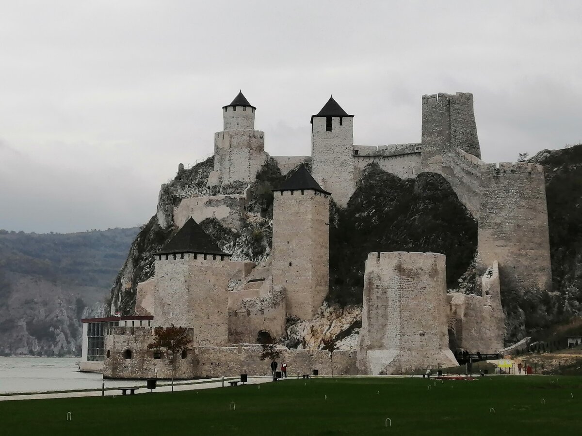 Голубац, нависающий над Дунаем. Ноябрь 2019 года, фото автора.