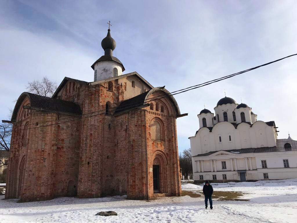 Сначала ставят на этом месте деревянную церковь, но очень скоро она сгорает. В 1207 году на общие средства строят каменное здание, которое мы видим сегодня. Фото: Ирина Максакова.