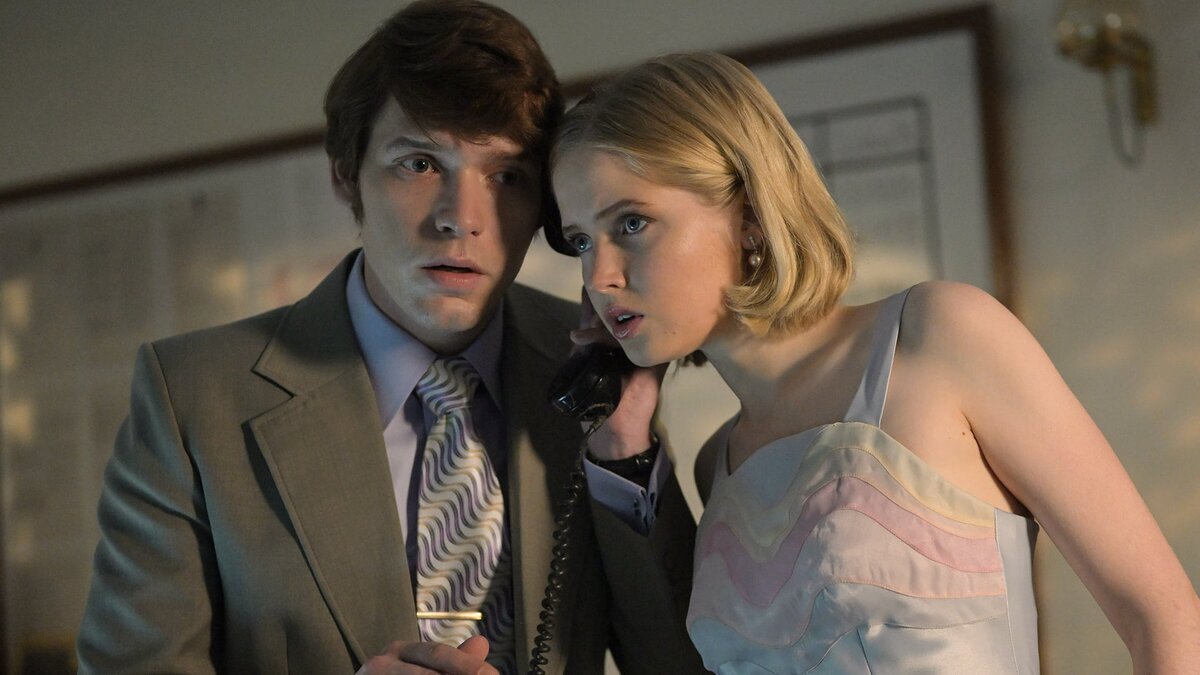 Человеком, который вычислил Чарльза Собхраджа стал Герман Книппенберг - молодой посол Голландии, который решил разобраться в том, кто стоит за смертью двух его соотечественников в Тайланде. В фильме его роль исполнил Билли Хоул ("МатьОтецСын"). - Кадр из сериала "Змей", 2021 г. 